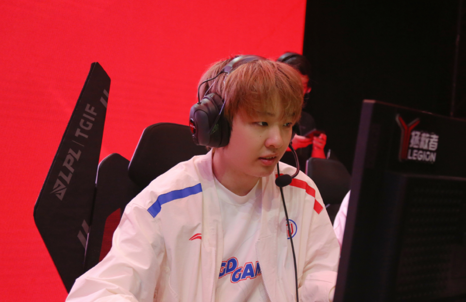 Rookie连续十五场比赛得分超过高光表现，TL挑战极限！的简单介绍