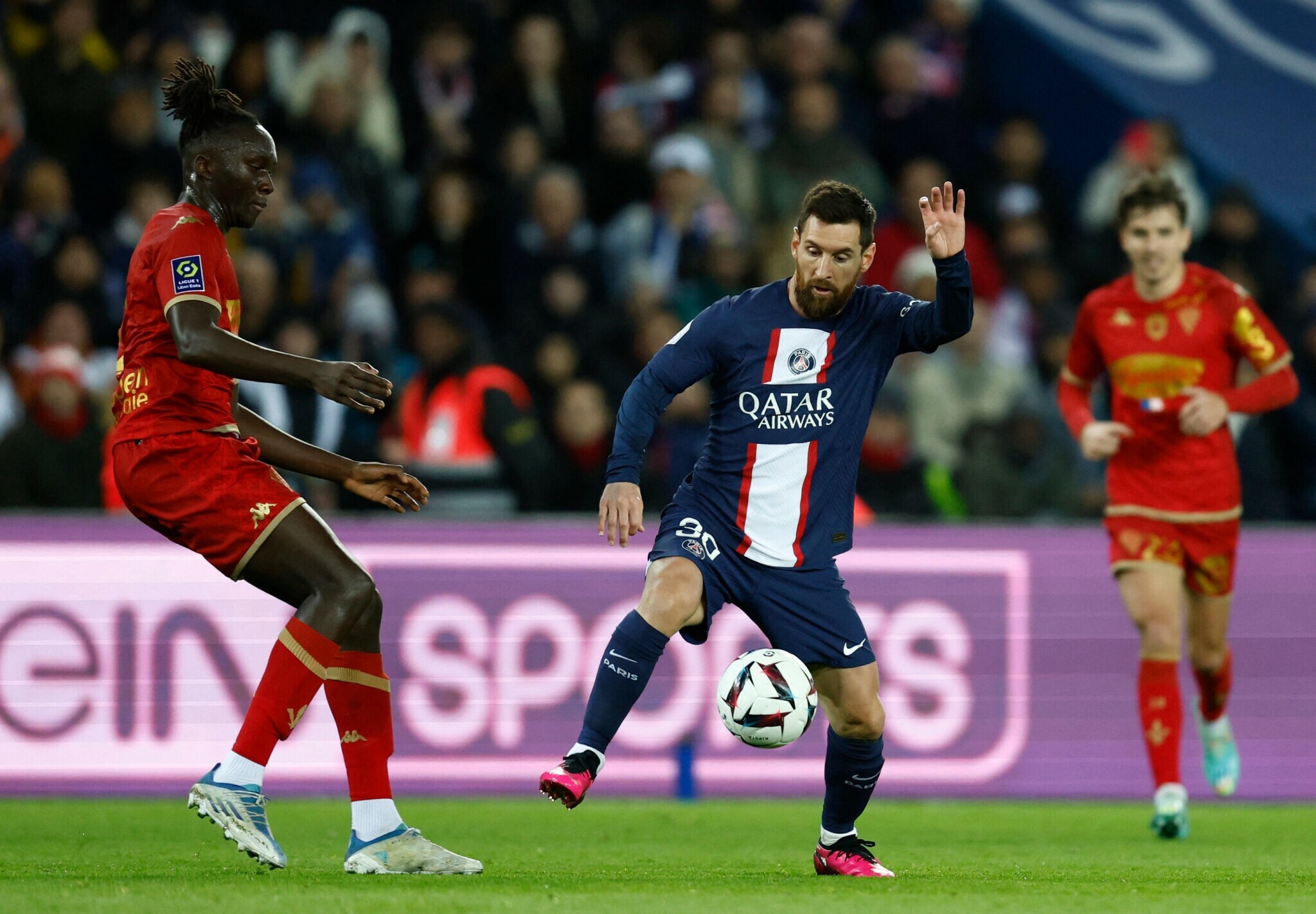 九游娱乐-包含梅西回归赛场，连败首场状态亮眼，巴黎圣日耳曼观众沸腾！的词条